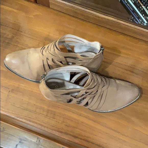 Seychelles booties. SOOOOOO cute! - Picture 2 of 10